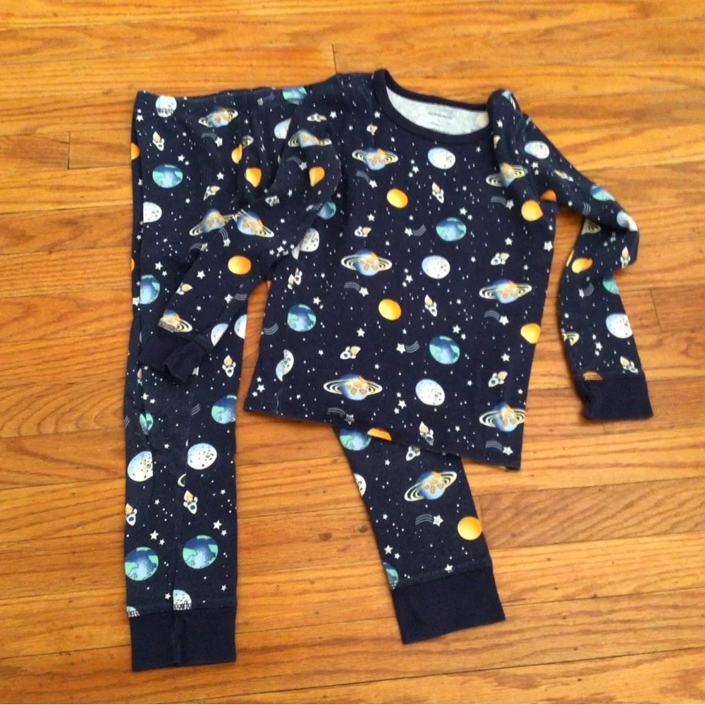 NORDSTROM SPACE THEMED GLOW IN THE DARK PAJAMAS- BOYS SIZE 7 - Picture 4 of 4